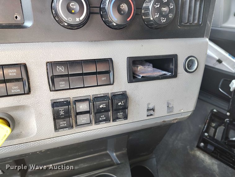 image for item DT0895 2020 Freightliner Cascadia 126 semi truck