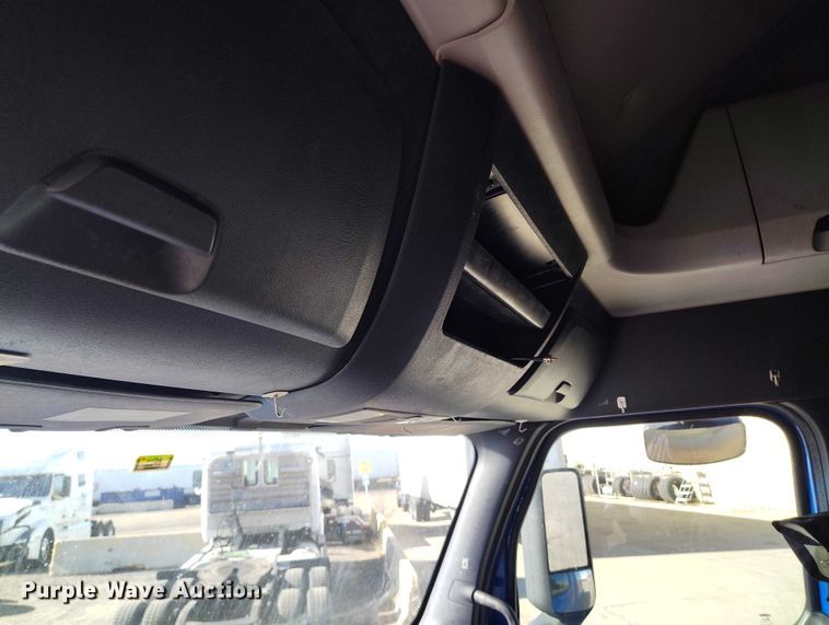 image for item DT0895 2020 Freightliner Cascadia 126 semi truck