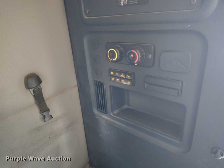 image for item DT0895 2020 Freightliner Cascadia 126 semi truck