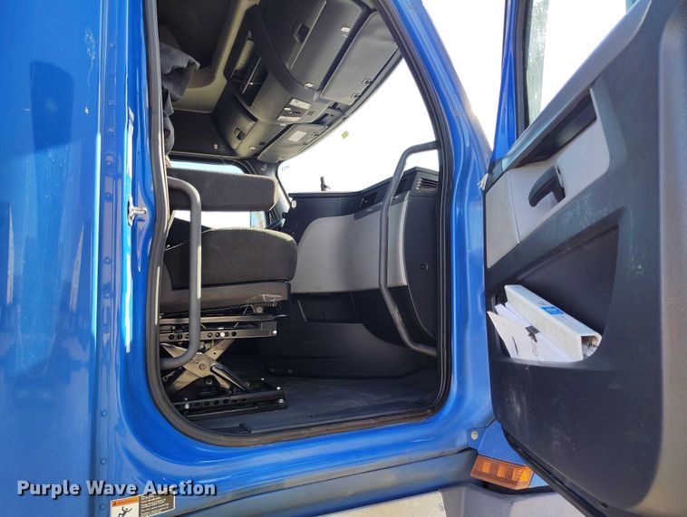 image for item DT0895 2020 Freightliner Cascadia 126 semi truck