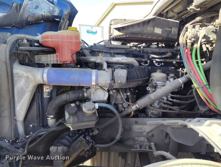 image for item DT0895 2020 Freightliner Cascadia 126 semi truck