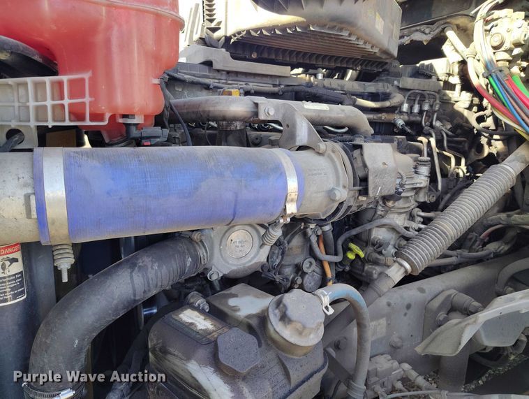 image for item DT0895 2020 Freightliner Cascadia 126 semi truck