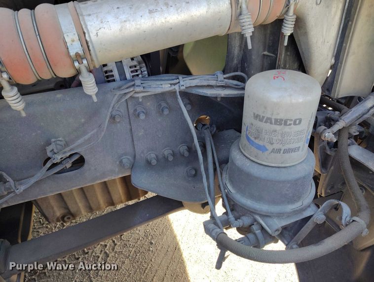 image for item DT0895 2020 Freightliner Cascadia 126 semi truck