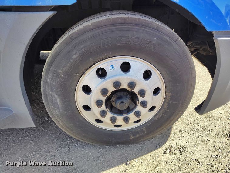 image for item DT0895 2020 Freightliner Cascadia 126 semi truck