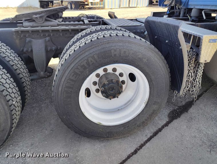 image for item DT0895 2020 Freightliner Cascadia 126 semi truck