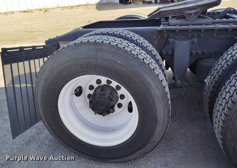 image for item DT0895 2020 Freightliner Cascadia 126 semi truck