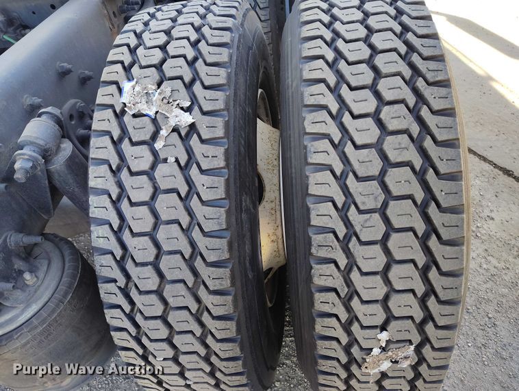 image for item DT0895 2020 Freightliner Cascadia 126 semi truck