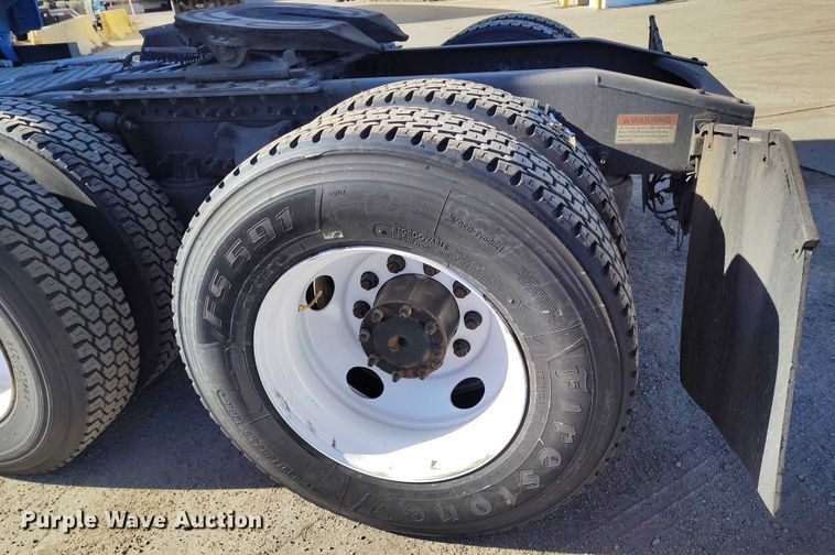 image for item DT0895 2020 Freightliner Cascadia 126 semi truck