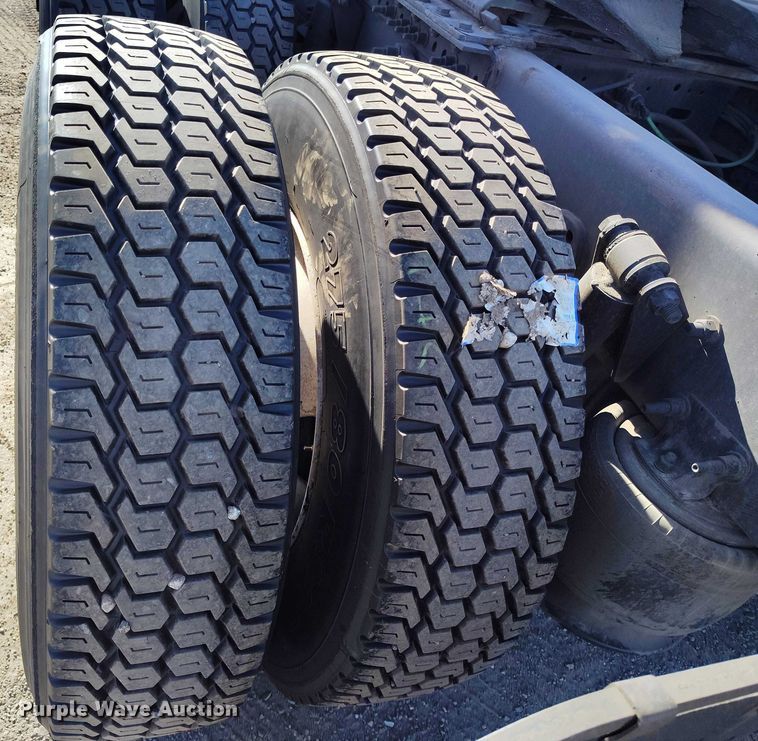 image for item DT0895 2020 Freightliner Cascadia 126 semi truck