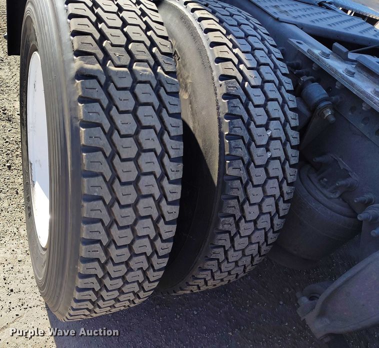 image for item DT0895 2020 Freightliner Cascadia 126 semi truck