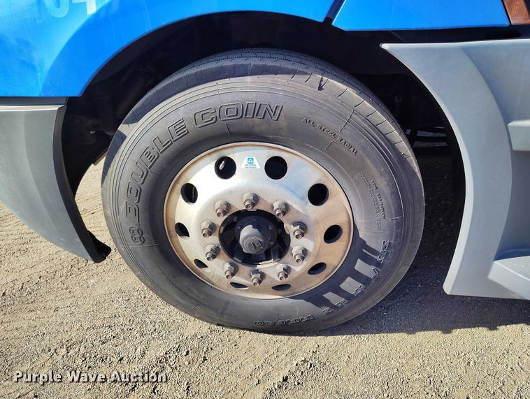 image for item DT0895 2020 Freightliner Cascadia 126 semi truck