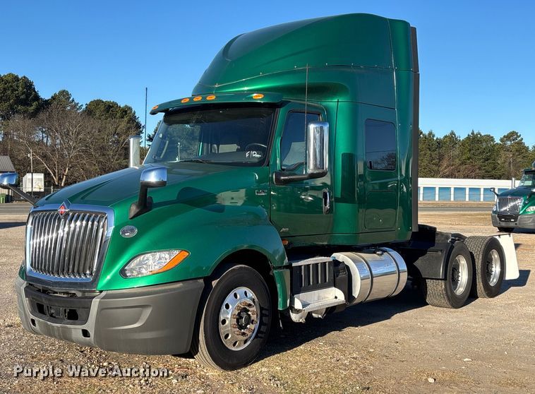 image for item DU0364 2020 International LT625 semi truck