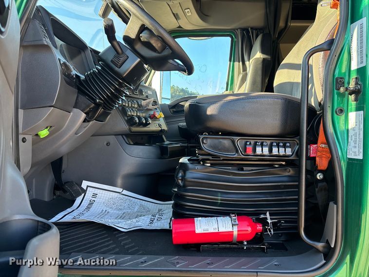 image for item DU0364 2020 International LT625 semi truck