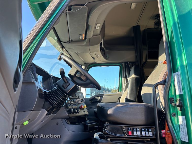 image for item DU0364 2020 International LT625 semi truck