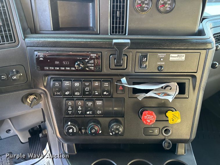 image for item DU0364 2020 International LT625 semi truck