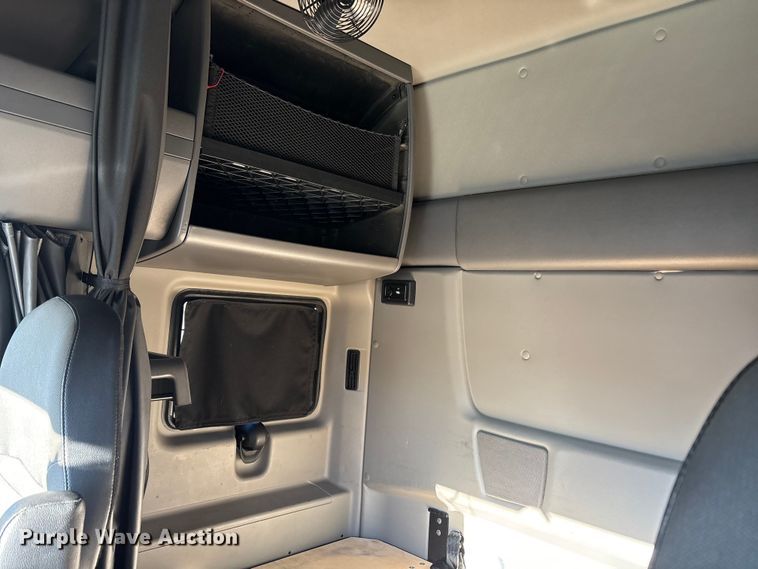 image for item DU0364 2020 International LT625 semi truck