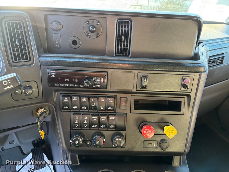 image for item DU0365 2019 International LT625 semi truck