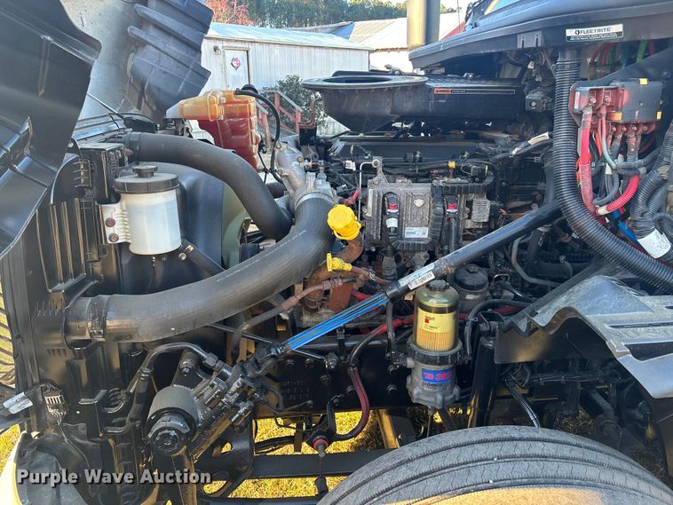 image for item DU0365 2019 International LT625 semi truck