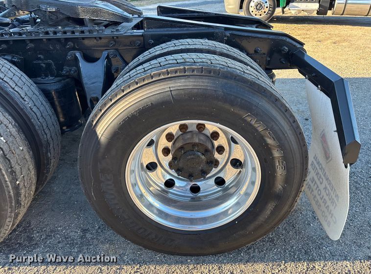 image for item DU0365 2019 International LT625 semi truck