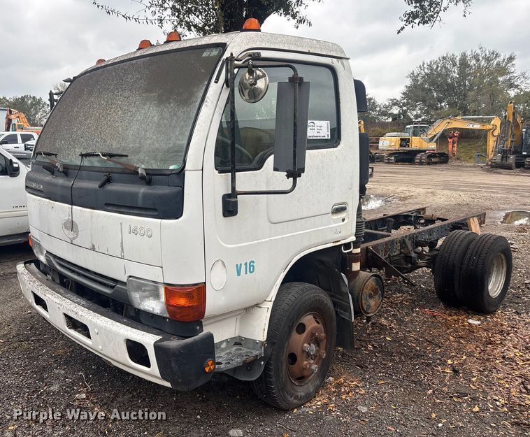 image for item DU0382 2003 UD 1400  truck cab and chassis