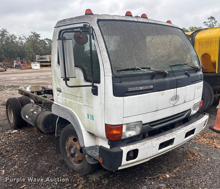 image for item DU0382 2003 UD 1400  truck cab and chassis