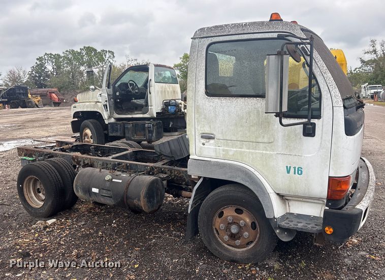 image for item DU0382 2003 UD 1400  truck cab and chassis