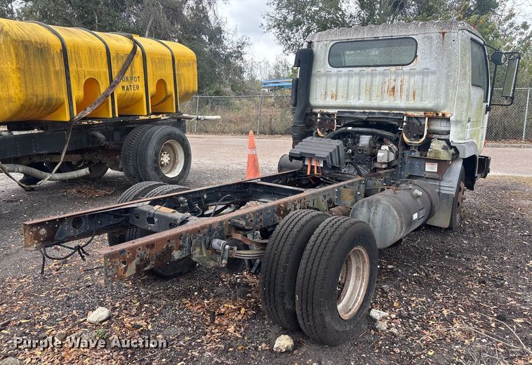 image for item DU0382 2003 UD 1400  truck cab and chassis