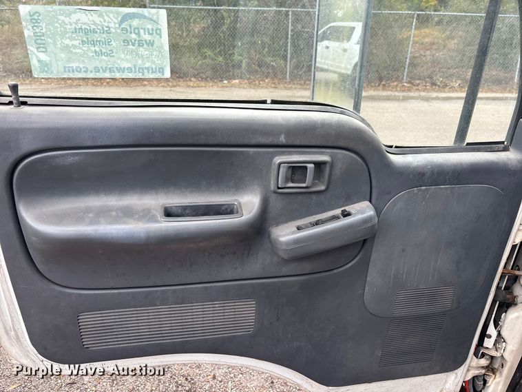 image for item DU0382 2003 UD 1400  truck cab and chassis