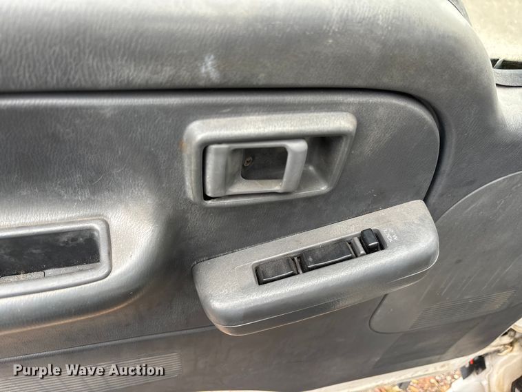 image for item DU0382 2003 UD 1400  truck cab and chassis