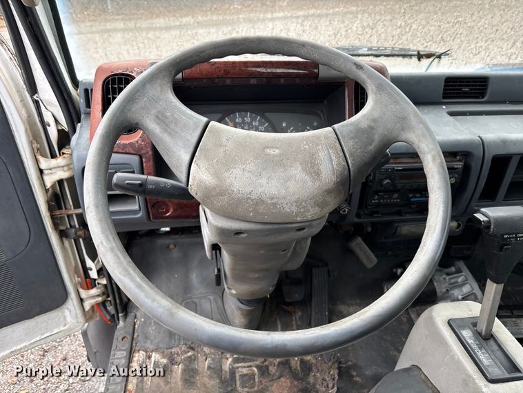 image for item DU0382 2003 UD 1400  truck cab and chassis