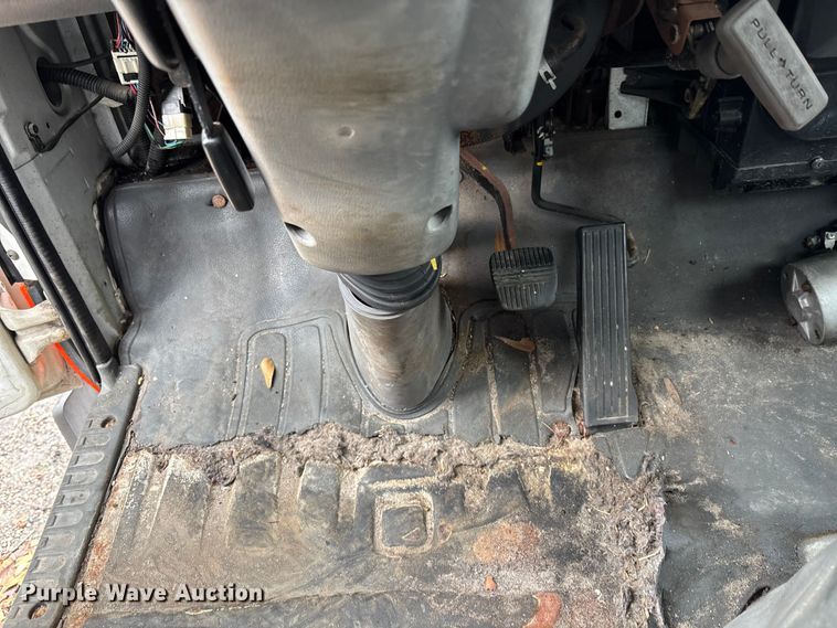 image for item DU0382 2003 UD 1400  truck cab and chassis