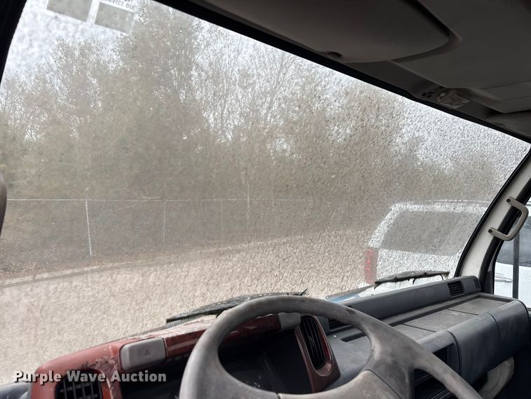 image for item DU0382 2003 UD 1400  truck cab and chassis