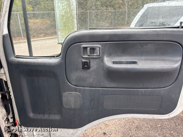 image for item DU0382 2003 UD 1400  truck cab and chassis