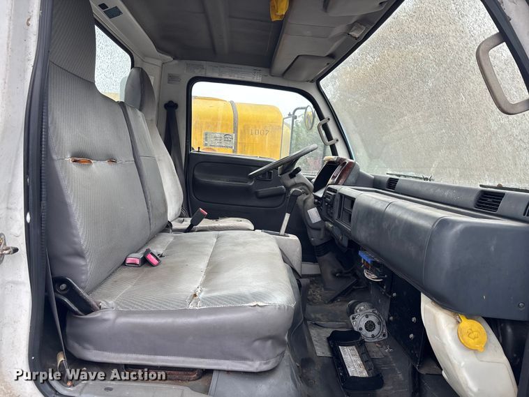 image for item DU0382 2003 UD 1400  truck cab and chassis