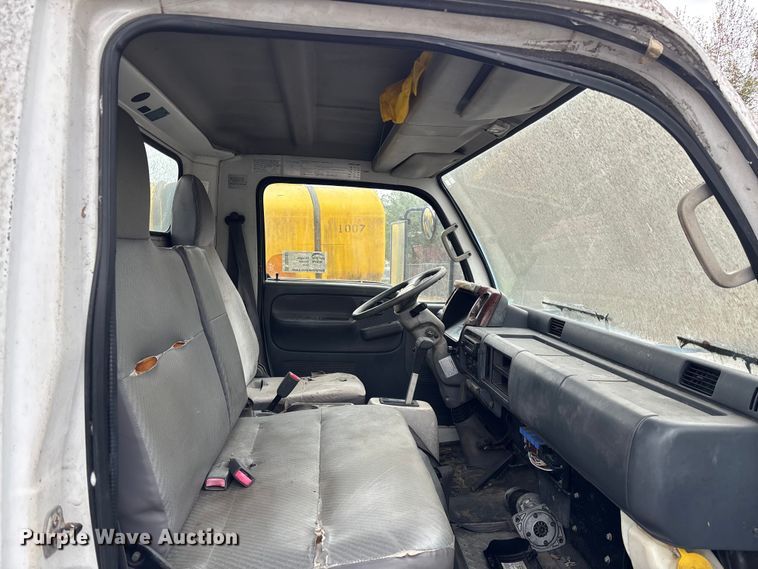 image for item DU0382 2003 UD 1400  truck cab and chassis