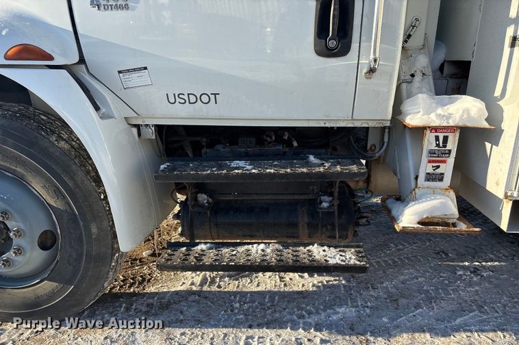 image for item DU6969 2004 International MA035 bucket truck