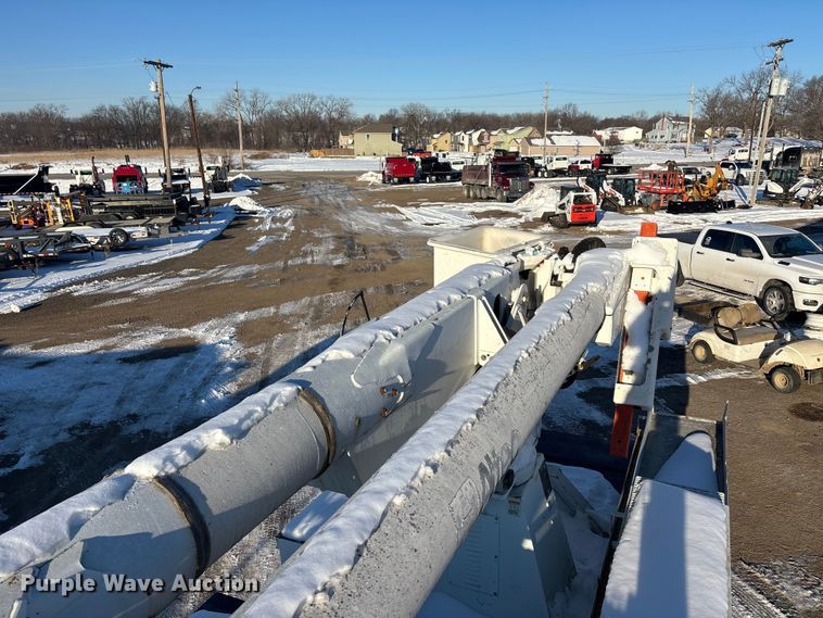 image for item DU6969 2004 International MA035 bucket truck