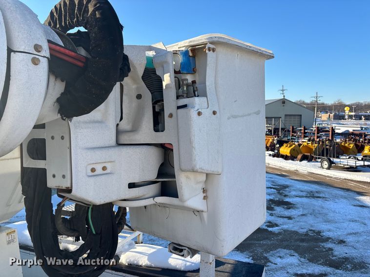 image for item DU6969 2004 International MA035 bucket truck