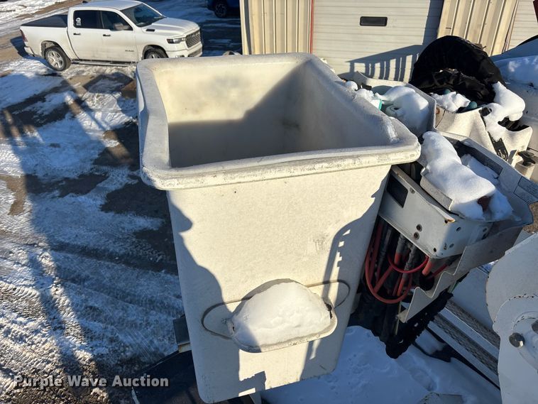 image for item DU6969 2004 International MA035 bucket truck