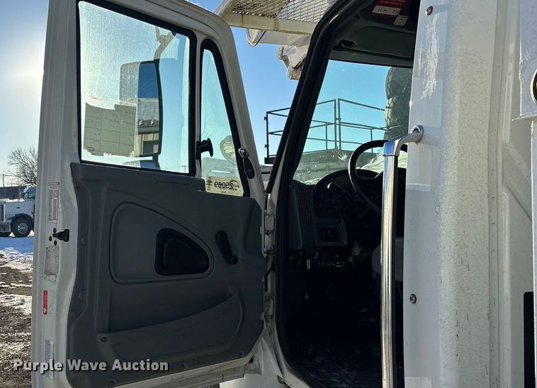 image for item DU6969 2004 International MA035 bucket truck