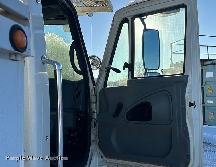 image for item DU6969 2004 International MA035 bucket truck