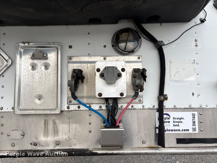 image for item DW7442 2013 Wabash refrigerated van trailer