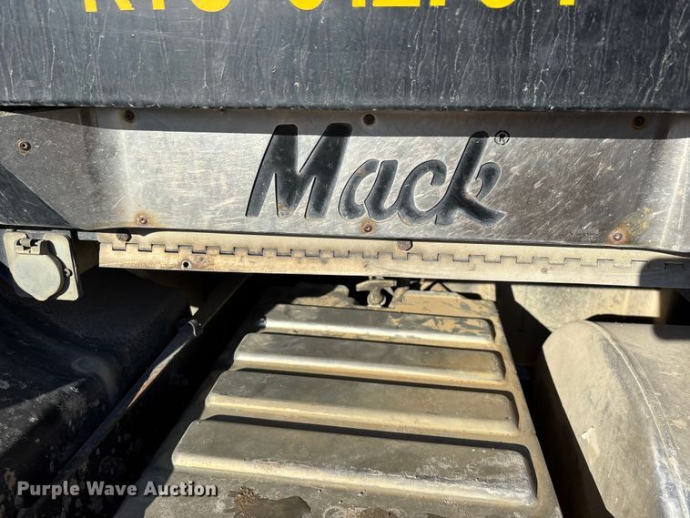 image for item DW7453 1997 Mack CH613 semi truck