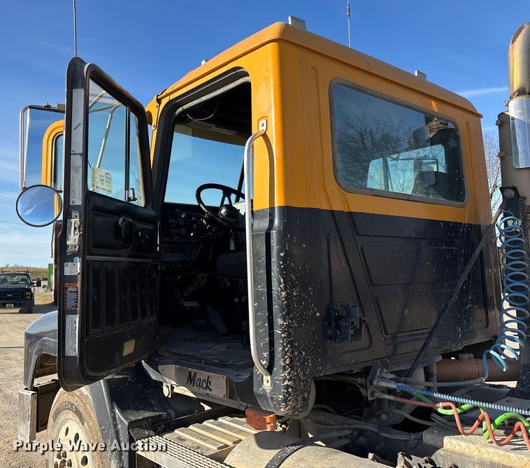 image for item DW7453 1997 Mack CH613 semi truck