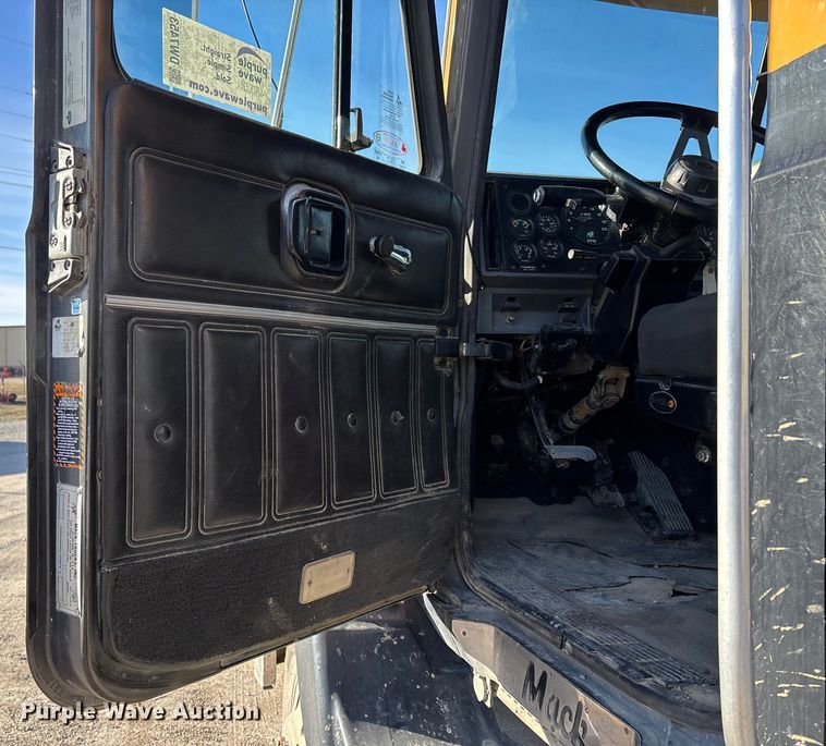 image for item DW7453 1997 Mack CH613 semi truck