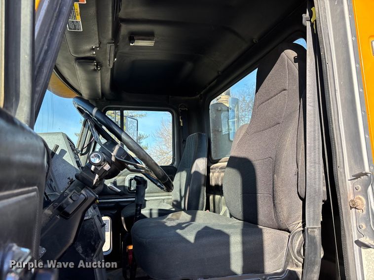 image for item DW7453 1997 Mack CH613 semi truck