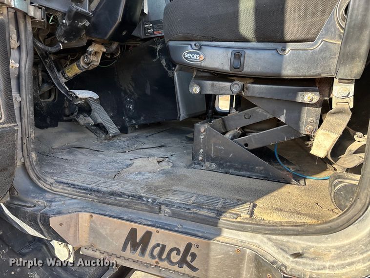 image for item DW7453 1997 Mack CH613 semi truck