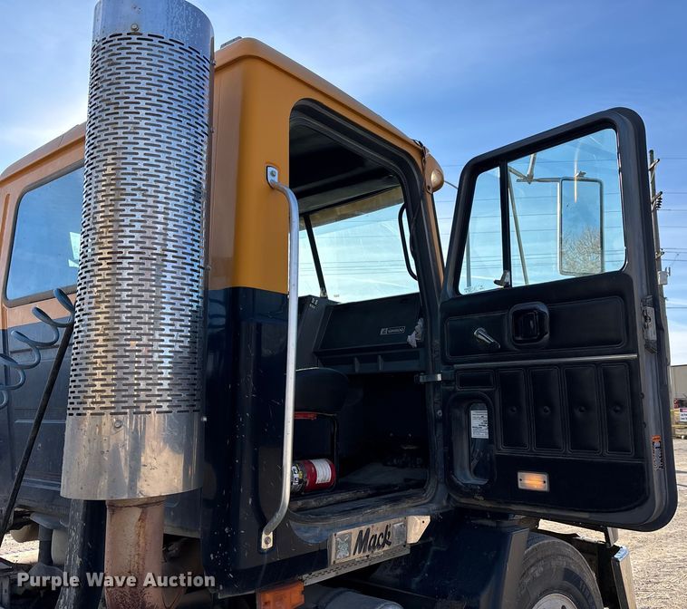 image for item DW7453 1997 Mack CH613 semi truck