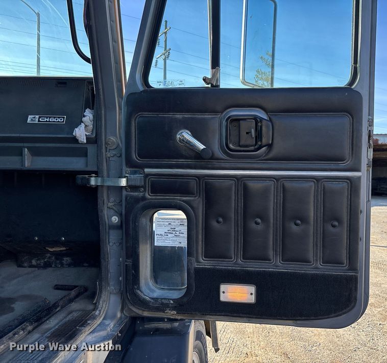 image for item DW7453 1997 Mack CH613 semi truck