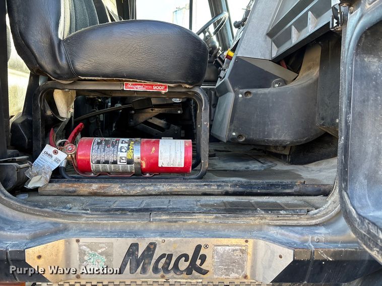 image for item DW7453 1997 Mack CH613 semi truck